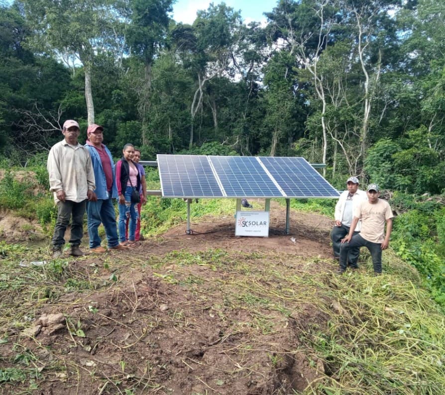 Instalación de paneles en zona de monte