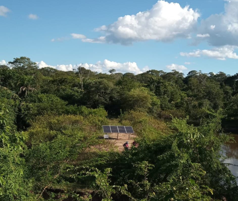 Paneles solares junto al río