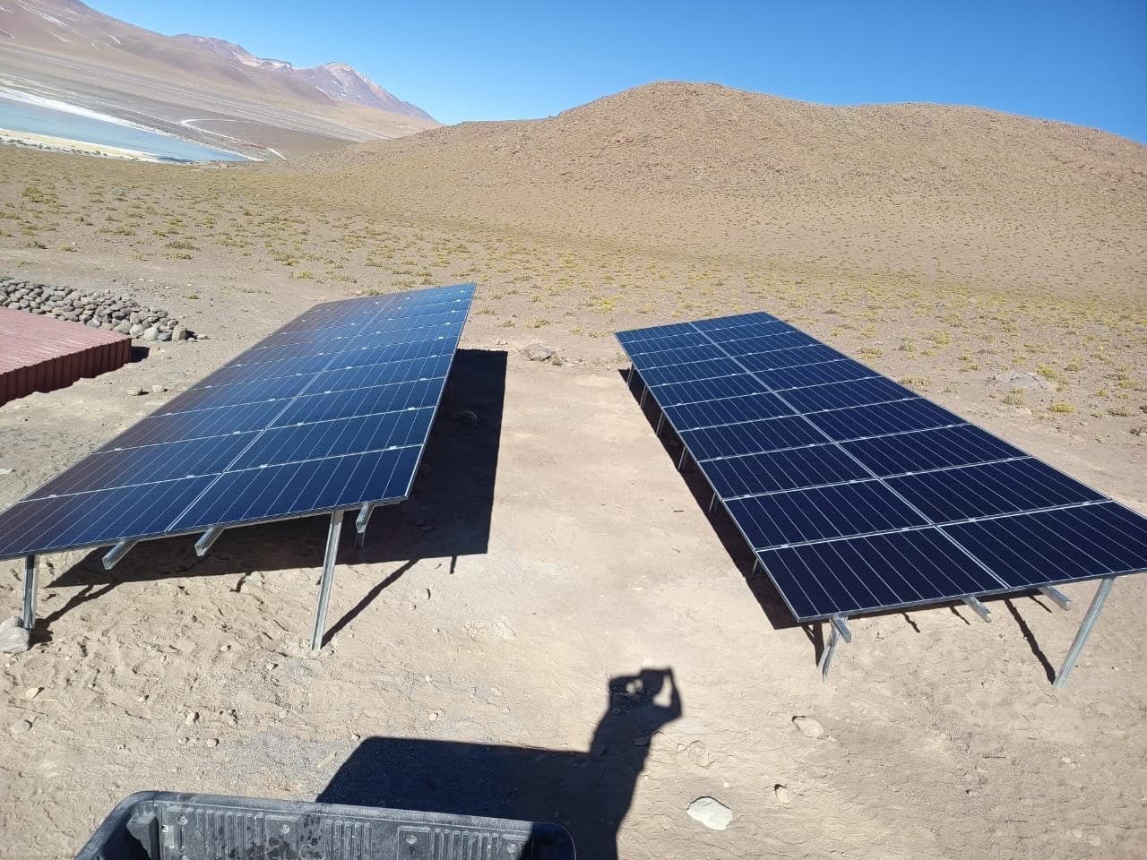 Instalación de paneles solares en Uyuni